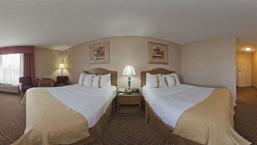 Holiday Inn Perrysburg French Quarter Exterior photo