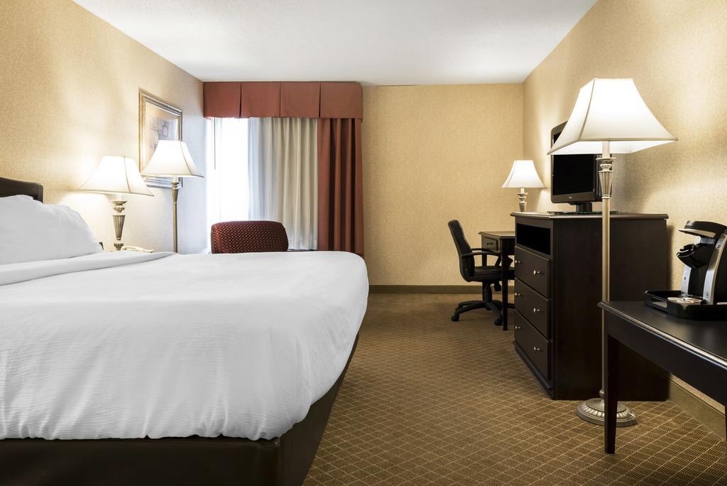 Holiday Inn Perrysburg French Quarter Room photo