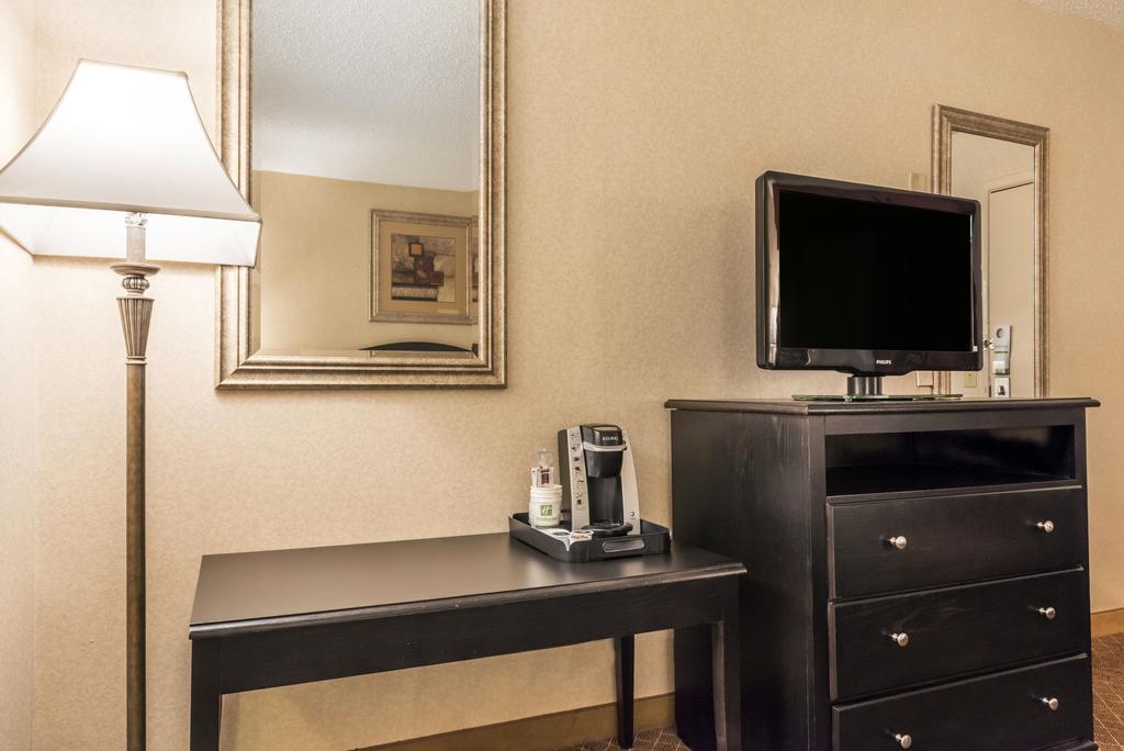 Holiday Inn Perrysburg French Quarter Room photo