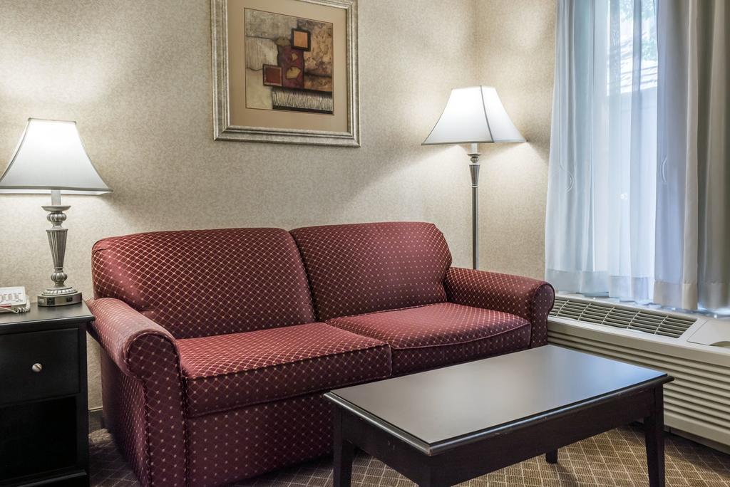 Holiday Inn Perrysburg French Quarter Exterior photo