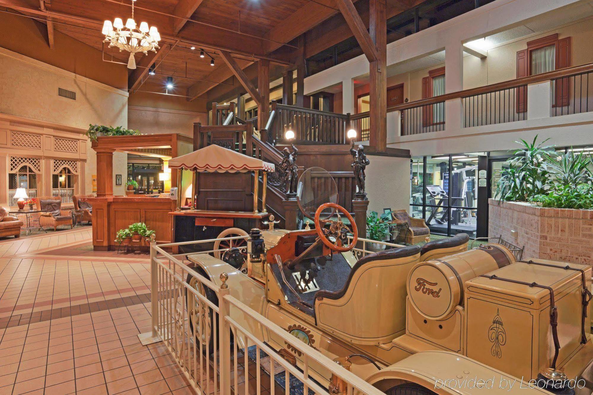 Holiday Inn Perrysburg French Quarter Interior photo